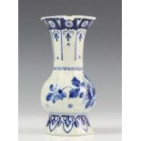 De Porceleyne Fles, blauw aardewerk vaasje [1]