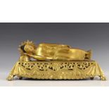 Nepal/Tibet, vuurverguld bronzen sculptuur;'Sleeping Boeddha, met stralenkrans, gelegen op dagbed