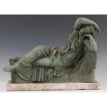 Groen gepatineerd bronzen klassiek sculptuur, 19e eeuw;Slapende Ariadne h. 25 cm. [1]