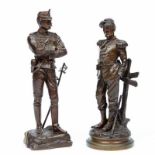 Charles Anfrie (1833-1905), twee bruin gepatineerde sculpturen;Staande militairen. h. 25,5 en 22 cm.