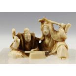 Japan, ivoren netsuke, Meiji periode;Twee smeden met zwaard. Gesigneerd Soshi l. 3 cm. Herkomst: