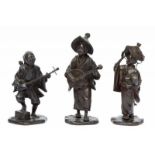 Japan, drie bronzen sculpturen, Meiji Periode;Muzikant. Vrouw met hoed spelend op banjo,