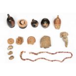 Lot met diverse antieke aardewerk fragmenten en een kralenketting. [div]