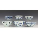 China, zes blauw-wit porseleinen kommen, Kangxi en Qianlong(defecten) diam. 15-18 cm. [6]