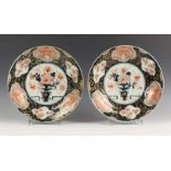 Japan, paar Imari borden, Edo periode,met decor van bloemenmand (één met schilfertje) diam. 28,5 cm.