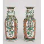 China, paar porseleinen vazen, Qing dynastie, vroeg 19e eeuw,met uitlopende hals en famille verte
