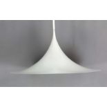 Wit gelakte hanglamp, ontwerp Claus Bonderup en Torsten Thorup, Fabrikaat Fog & Morup, diam 60 cm [