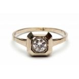 14krt. Witgouden solitairringgezet met een briljant geslepen diamant, ca. 0,30crt. bruto 1,4 gr.