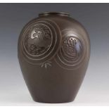 Japan, bruin gepatineerd bronzen vaas, Taisho periode,met gestileerd relief van 'dans van de