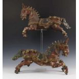 China, paar rood gelakt houten paarden l. 53 cm. [2]