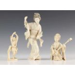 Japan, drie fijn gestoken ivoren snijwerken, okimono's, Meiji periode;Geisha/Vrouw met