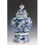 Delft, blauw-wit aardewerk kantige balustervaas, vroeg 18e eeuw,met Chinoiserie decor van