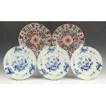 Delft, paar polychroom aardewerk pannenkoekborden en serie van drie blauw-wit aardewerk borden,
