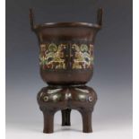 China, bronzen-cloisonne vaasmet twee kantige oren, op driepoot in vorm van olifanten. De bodemet