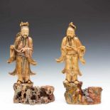 China, paar spekstenen groepen, Qing dynastie, 19e eeuw;Twee wijzen met ruyi-scepter in de hand, elk