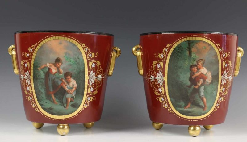 Paar porseleinen cache-pots, eind 19e eeuwmet bloemdecor op bruin fond [2]