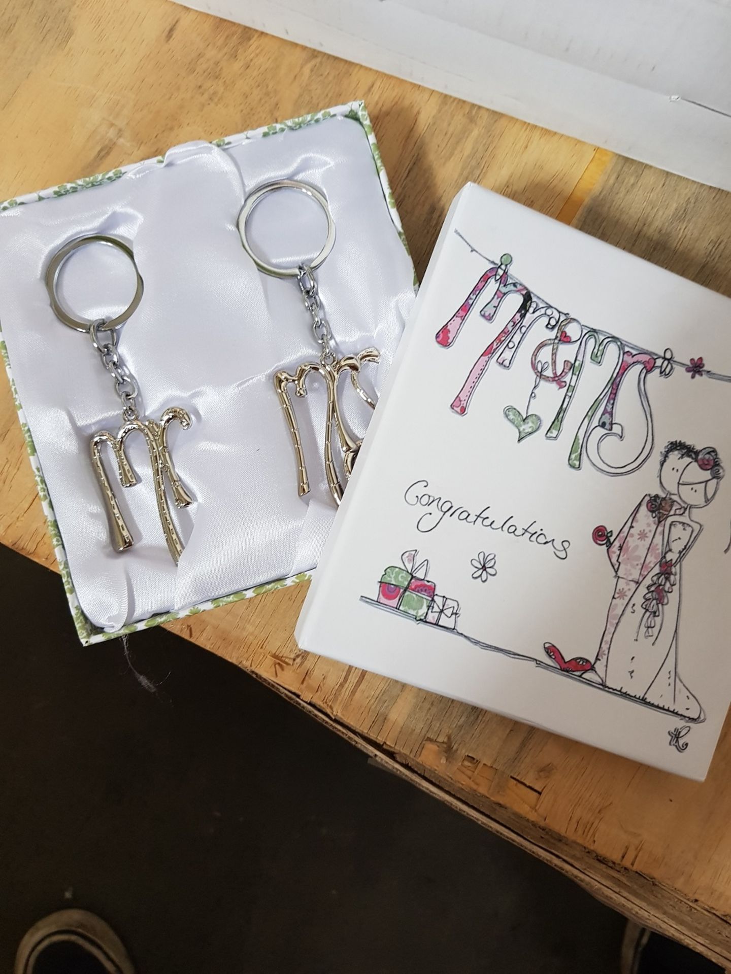 1 BOXED MR & MRS KEYRING IN SILVER