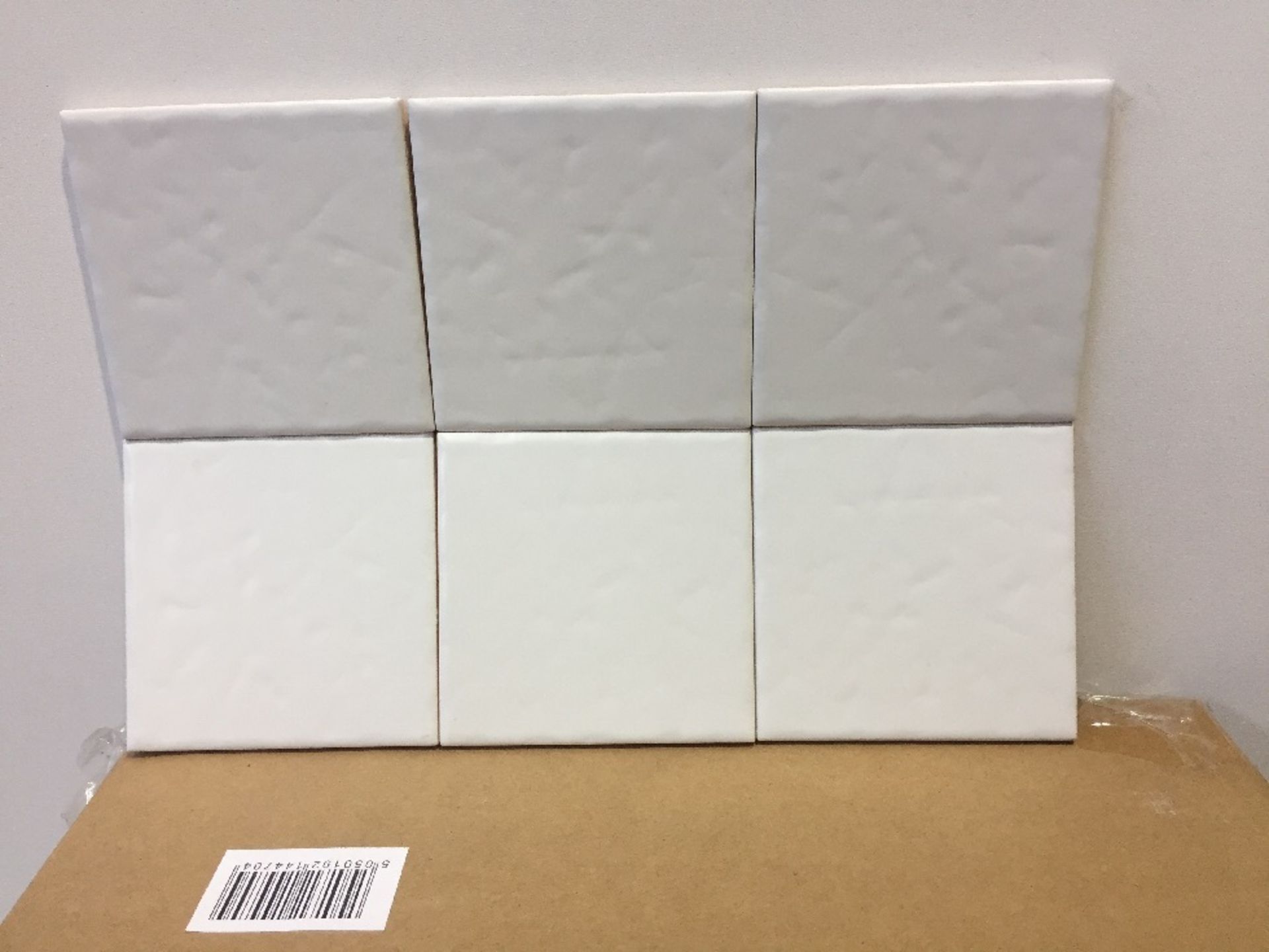 4 BRAND NEW BOXES OF JOHNSONS BATHROOM TILES IN COTSWOLD SHADED WHITE, 25 TILES TO A BOX, 10CM X
