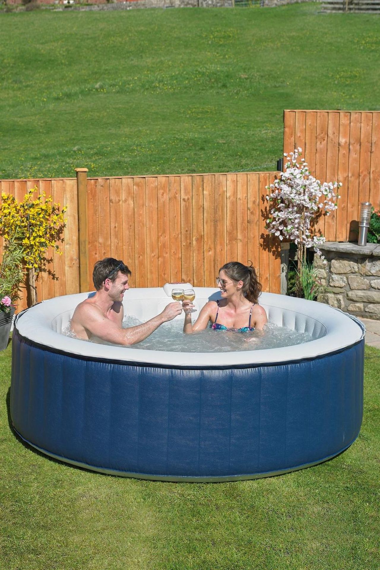 1 / BOXED HEATED INFLATABLE 4-6 SEATER SPA /RRP/ £