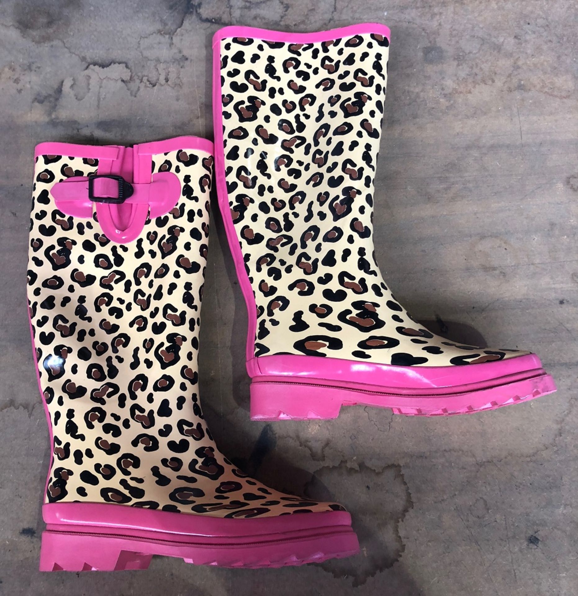 1 PAIR OF CHILDRENS DESIGNER WELLINGTONS IN LEOPAR