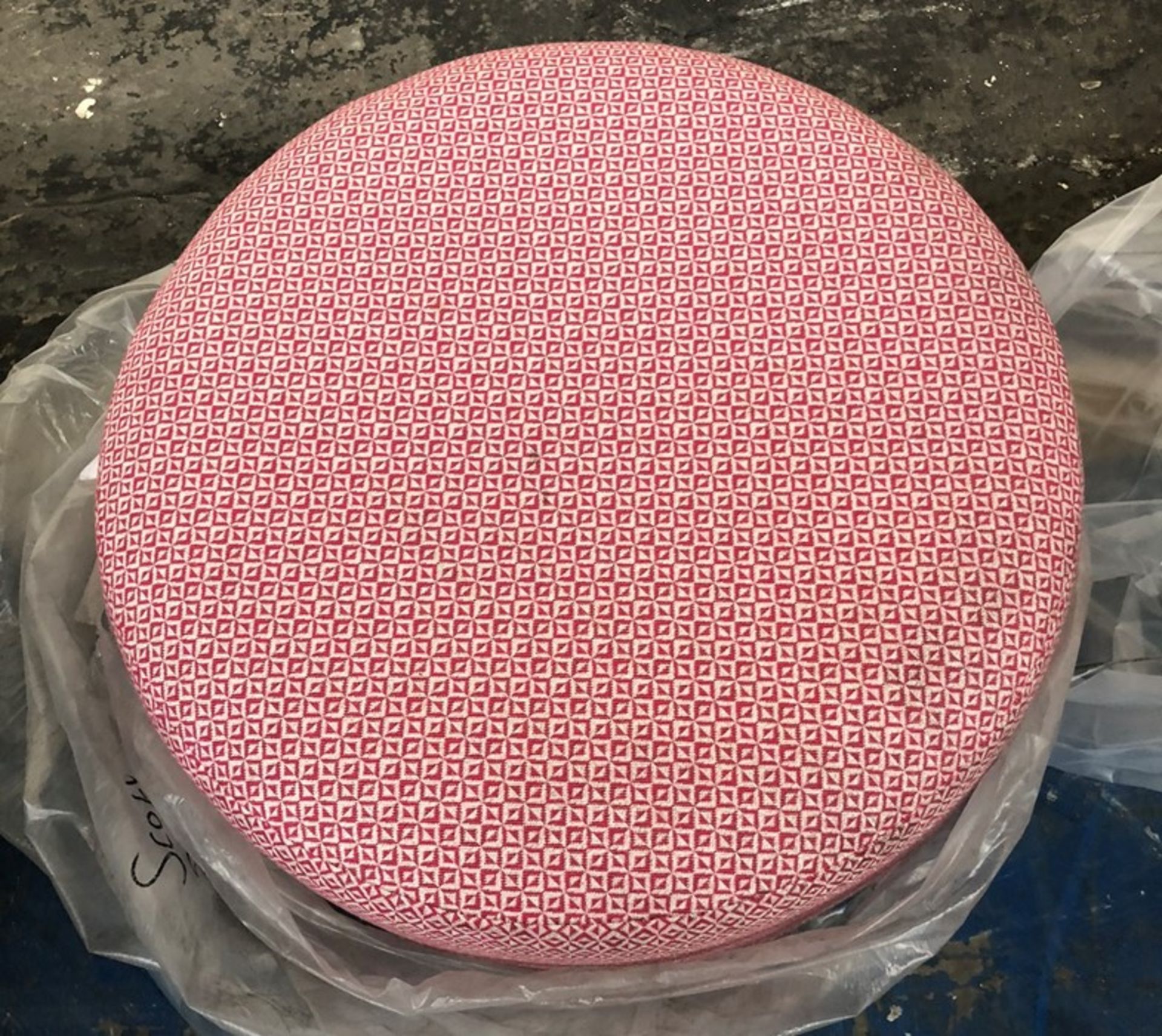 1 BRAND NEW BAGGED FABB SOFAS JELLY CIRCLE FOOTSTOOL IN DIAMOND PINK (VIEWING HIGHLY RECOMMENDED)