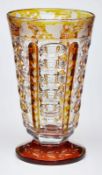 Vase, Böhmen Mitte 19. Jh. Farbloses Glas, partiell gelb/ bernsteinfarben lasiert. Kon. Form auf