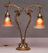 2-flamm. Tischlampe, Jugendstil, wohl Frankreich um 1900. Hohes Gestell aus vergoldeter Bronze in