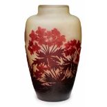 Vase mit Blütendekor, Gallé um 1920. Milchiges Glas, innen gelb, aussen rot über- fangen. Hoher