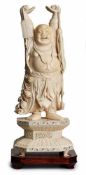 Gr. Elfenbeinfigur "Happy Buddha", China wohl um 1920. Vollrd. gearbeitete, stehende Figur (einige