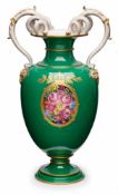 Schlangenhenkelvase, KPM Berlin um 1900. Bauchige Amphore auf kl. Rd.fuß. Schlanker Hals m. breit