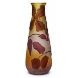 Kl. Vase mit Clematisdekor, Gallé um 1905. Farbloses Glas, innen gelb/ aussen braun u. violett
