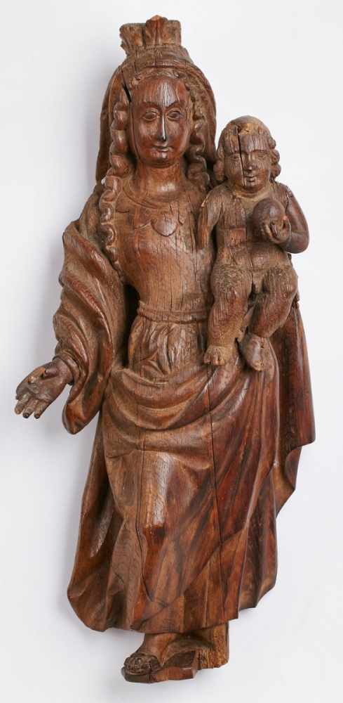 Madonna mit Kind, wohl Rheinland 17. Jh. Eiche geschnitzt. Bekrönte Standfigur in Ge-