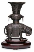 Elefant mit Vasenaufsatz, China wohl Anf. 20. Jh. Bronze, dunkelbraun patiniert, besetzt m.