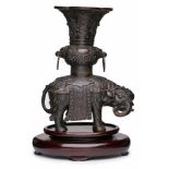 Elefant mit Vasenaufsatz, China wohl Anf. 20. Jh. Bronze, dunkelbraun patiniert, besetzt m.