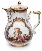 Kl. Kännchen, Meissen um 1740. Birnförm. Korpus m. spitzem, relief. Ausguss u. J-förm. Henkel m.