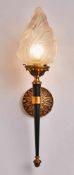 1-flamm. Wandlampe in Fackelform, Empire-Stil, 20. Jh. Bronze, schwarz patiniert, matt vergoldet.