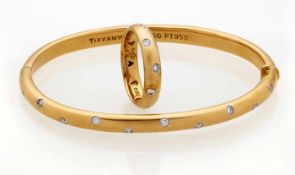 Armreif und Ring Tiffany "Etoile", 2001 . 18 kt Gelbgold mit Platin. Schmaler Reif mit jeweils 10