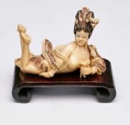 Erotisches Netsuke "Dame", China um 1900. Elfenbein, vollrd. geschnitzt, partiell gefärbt. Auf dem