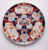 Runde Imari Platte, Japan um 1860. Polychrom bemalt, goldstaffiert. 5 versch. gr. Reserven m.