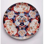 Runde Imari Platte, Japan um 1860. Polychrom bemalt, goldstaffiert. 5 versch. gr. Reserven m.