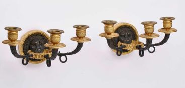 Paar 3-flamm. Empire-Wandappliken, Frankreich um 1810. Bronze, dunkel patiniert u. feuervergoldet.