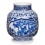 Kl. Vase, wohl Kangxi. Porzellan, Blaudekor. Gedrückte leicht kon. Wandung m. kurzem Hals u.