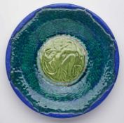 Gr. rd. Schale, Richard Guino (1890-1973). Keramik, grün u. blau glasiert. Gemuldete Form m.