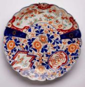 Gr. Imari-Fächerplatte, Japan 2. Hälfte 19. Jh. Porzellan, eisenrot, grün u. kobaltblau bemalt, gold