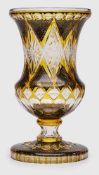 Gr. Pokal, Österreich um 1900. Farbloses Glas, schwefelgelb überfangen, Schwarzlotmalerei m.