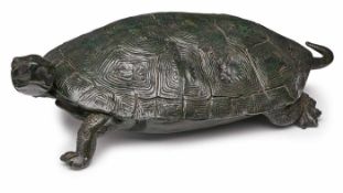 Schildkröte, China wohl Anf. 20. Jh. Metallguss, dunkelgrün bemalt. Naturnahe Dar- stellung des