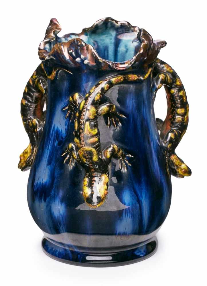 Vase mit Salamander-Besatz, Jugendstil, deutsch dat. 1897. Heller Scherben, farbig glasiert.