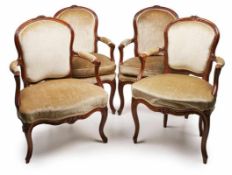 Satz v. 4 Louis-XV-Fauteuils, Frankreich um 1750. Nussbaum massiv. Geschweiftes profil. Gestell,