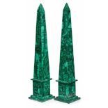 Paar kl. Obelisken m. Malachitverkleidung, 20. Jh. Hohe kon. Form m. spitz zulaufendem Abschluss auf