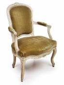 Louis-XV-Fauteuil, Frankreich um 1750. Nussbaum massiv, weiß gefasst. Geschweiftes profil. Gestell